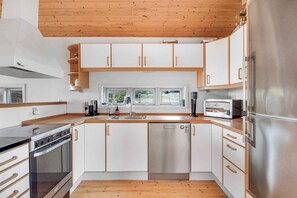 Kylskåp, ugn, spishäll och diskmaskin