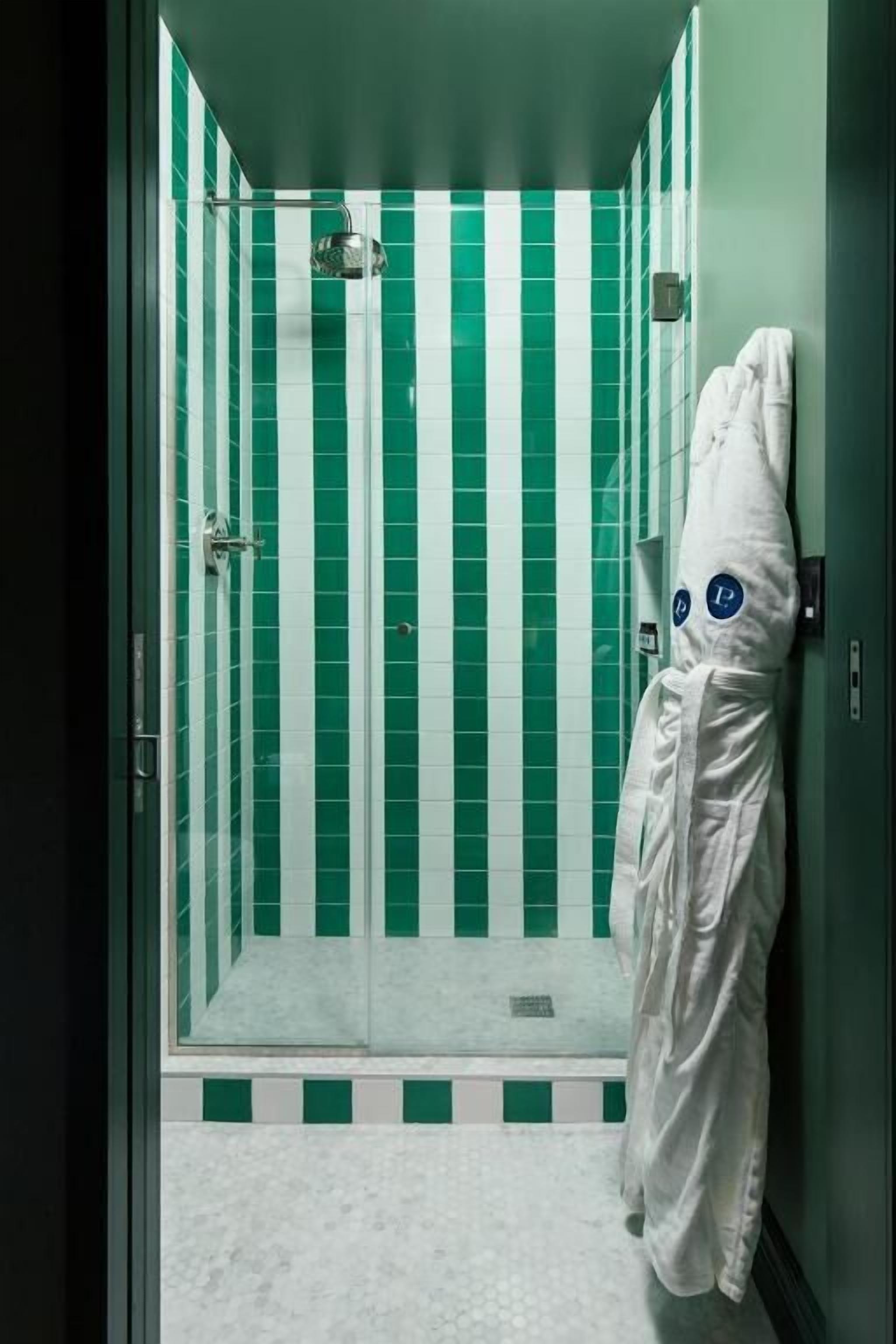 Downtown Hotel! Great Location for Space Needle and Museum of Pop Culture