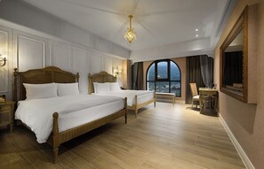 Phòng 4 dành cho gia đình, 2 giường đôi, không hút thuốc, quang cảnh sân vườn | Két bảo mật tại phòng, bàn, màn/rèm cản sáng, phòng cách âm 