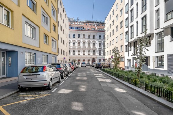 Property grounds - Lovely Wieden 2BR w/Balcony, nr U1 & U4, by Blueground (Vienna)