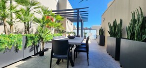 Outdoor dining - Penthouse Apartment With Massive Private Terrace + Parking + 2 Pools + Views (Rushcutters Bay)