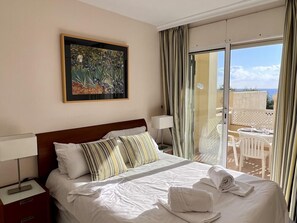 2 bedrooms, iron/ironing board, internet, bed sheets
