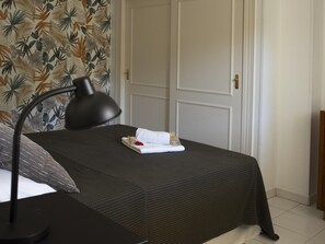 1 soverom, strykejern/-brett, internettilgang og sengetøy