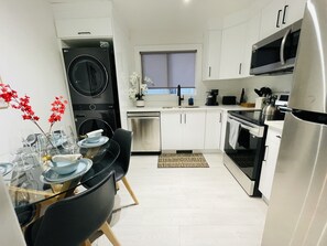 Réfrigérateur, four à micro-ondes, un four, surface de cuisson