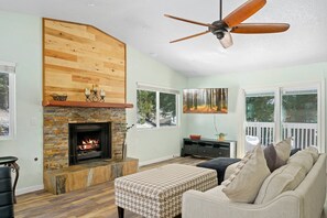 Living area - Luxury Cabin near Big Bear (Running Springs)