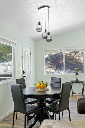 Dining - Luxury Cabin near Big Bear (Running Springs)