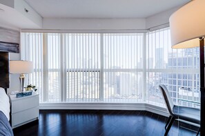 2 habitaciones, escritorio, tabla de planchar con plancha y wifi gratis 