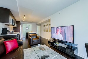 Smart TV, chimenea y libros 