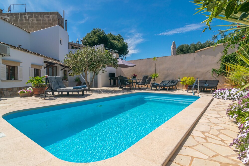 CAN TATAU - Superb townhouse with private pool and free WiFi.