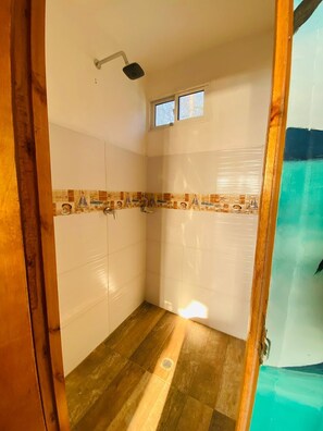 Douche, douche à « effet pluie », serviettes fournies, savon
