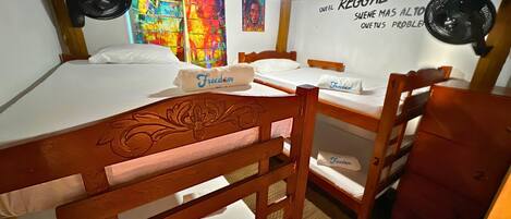 Eenvoudige vierpersoonskamer | Individueel gedecoreerd, gratis wifi, beddengoed