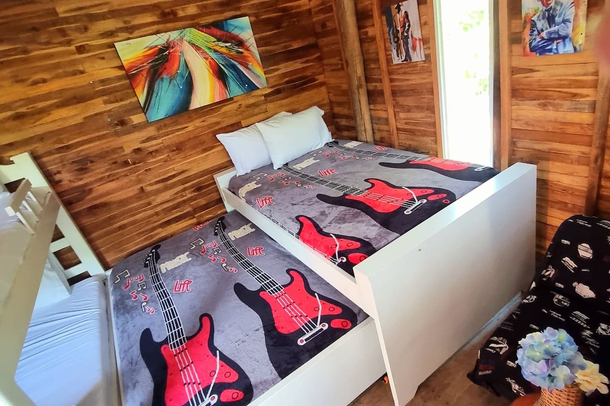 Habitación familiar | Decoración personalizada, wifi gratis y ropa de cama