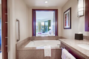 淋浴设施、按摩浴缸、吹风机、毛巾