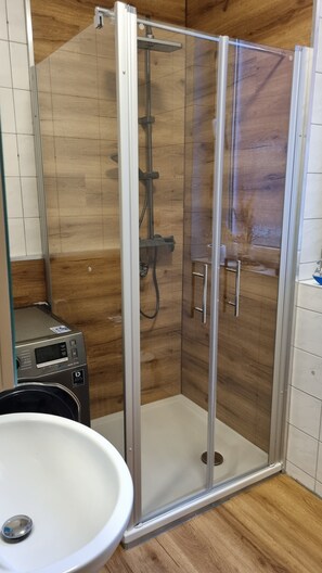 Baignoire, sĂšche-cheveux, serviettes fournies