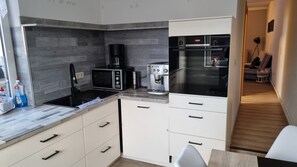 Refrigerador, microondas, horno, placa de cocina