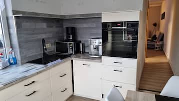 Frigorifero, microonde, forno, piano cottura