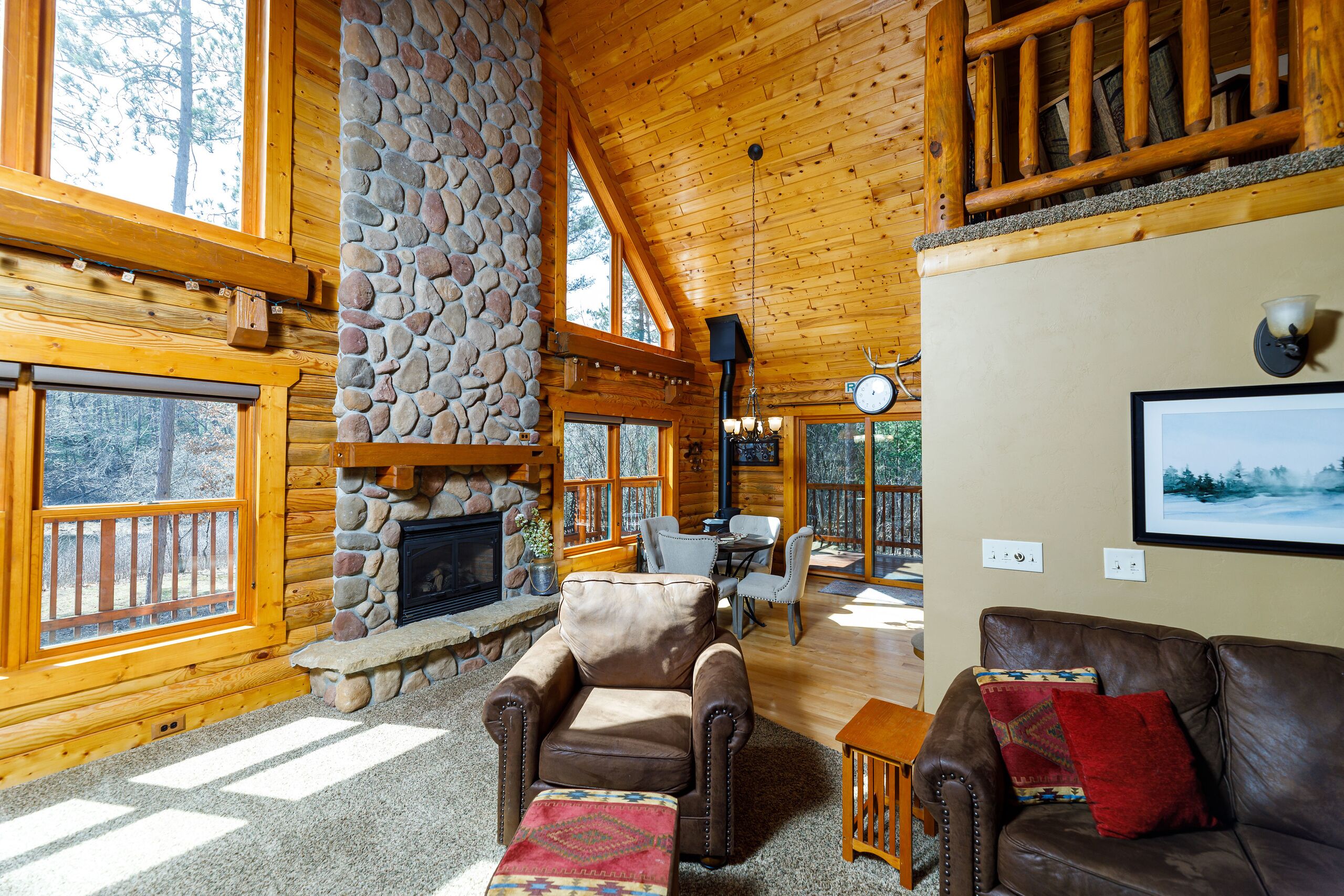 TV connectée, cheminée, livres