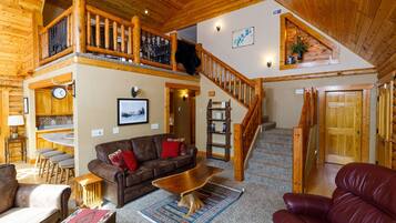 TV connectée, cheminée, livres