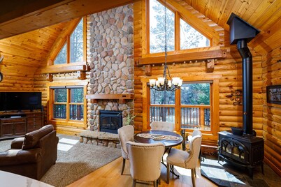 Pet friendly, Private Lot - Great for Families and Groups!