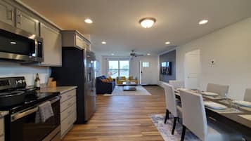 Een koelkast, een magnetron, een oven, een kookplaat