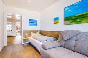 TV, DVD player - Holiday Apartment "Treibholz - Feriendomizil Ostsee" with 2 Terraces, Directly on the Beach and WiFi (Schönberger Strand)