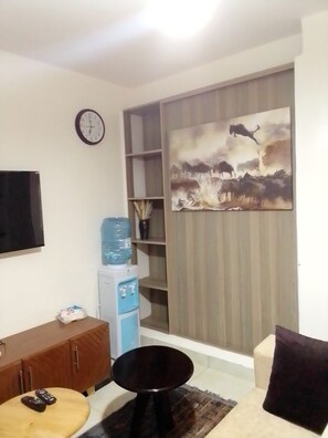 TV - 1-Bed Flat Sleeps 2 with Parking (Nairobi)