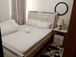 1 habitación, tabla de planchar con plancha, wifi y ropa de cama 