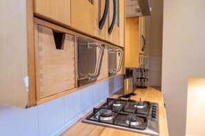 Geladeira, micro-ondas, fogão, cooktop