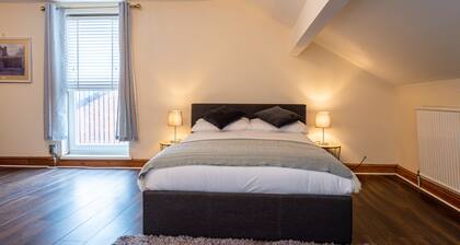 10 Guests - Free Parking - City Centre