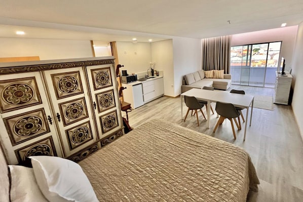 WiFi, bed sheets - Studio Sleeps 4 - Patio - Free parking - Tv & WiFi (Povoa de Varzim)