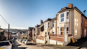 A row of terraced houses with a clear road in front. - The Boat House Sleeps 4 Pet Friendly (Dawlish)