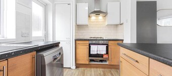 3 Bed House Sleeps 8 -Near Heathrow -Free Parking