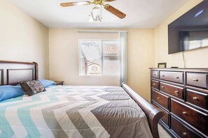 3 makuuhuonetta, silitysrauta/-lauta