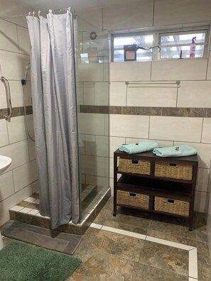 Shower, towels - Mispa George - Self Catering Apartment - Sleeps 2 (George)
