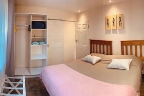 1 bedroom, WiFi, bed sheets, wheelchair access - Mispa George - Self Catering Apartment - Sleeps 2 (George)