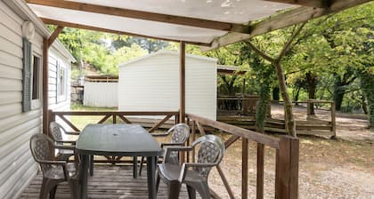 Wohnwagen 'Midi - Mobil Home 4-6 Pers' mit Privatterrasse und Gemeinschaftsgarten