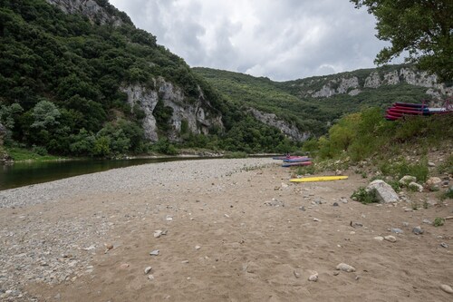 Caravan 'Midi - Mobil Home 4-6 Pers' with Private Terrace and Shared Garden