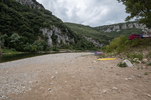 Caravan 'Midi - Mobil Home 4-6 Pers' with Private Terrace and Shared Garden