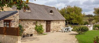 "Chaumière Ty Plouz" avec terrasse privée, jardin privé et Wi-Fi