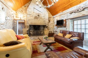 TV, fireplace - Vacation Home "Chaumière Ty Plouz" with Private Terrace, Private Garden and Wi-Fi (Plovan)