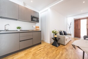 Kühlschrank, Mikrowelle, Herdplatte, Wasserkocher mit Kaffee-/Teezubehör