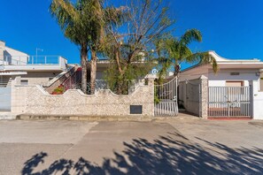 Property grounds - Villa 'Bilocale A Torre Lapillo' with Shared Terrace and Air Conditioning (torre lapillo)