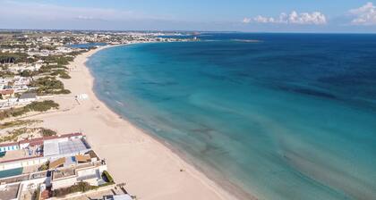 Villa 'Bilocale A Torre Lapillo' mit gemeinsamer Terrasse und Klimaanlage