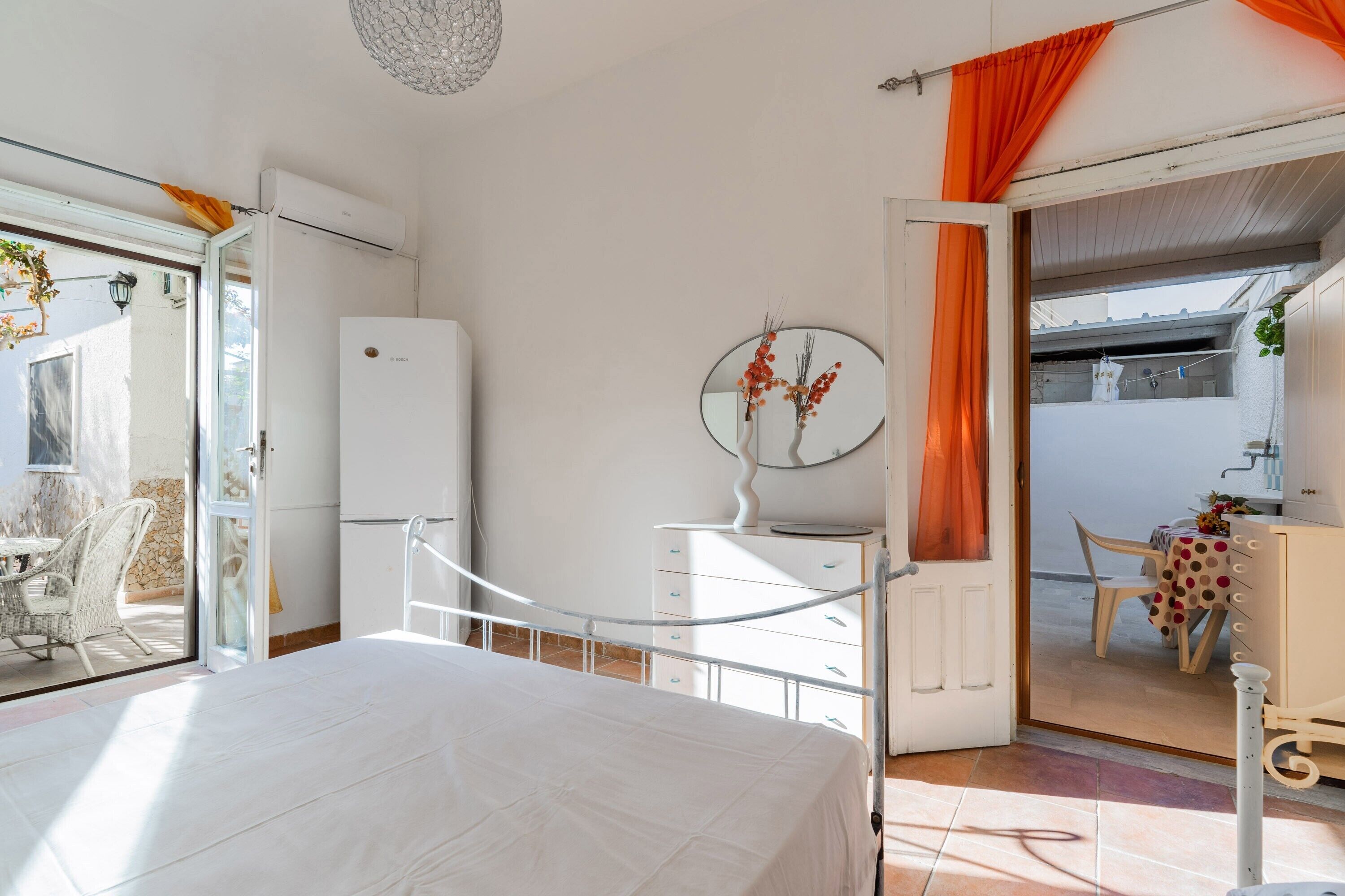 1 bedroom, bed sheets