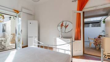 1 bedroom, bed sheets