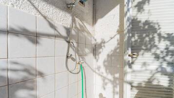 Dusche, Haartrockner, Handtücher