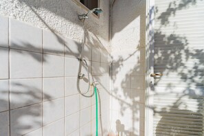 Dusche, Haartrockner, Handtücher