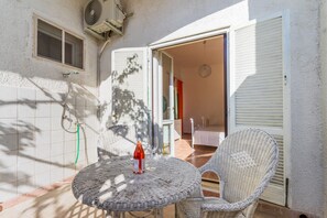 Outdoor dining - Villa 'Bilocale A Torre Lapillo' with Shared Terrace and Air Conditioning (torre lapillo)