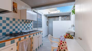 Kühlschrank, Herdplatte, Kochgeschirr/Geschirr/Besteck, Gewürze