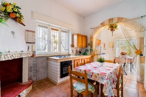 Refrigerador, horno, parrilla de estufa y utensilios de cocina 
